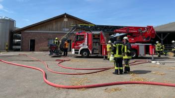 Mehrere Feuerwehren rückten zum Brand auf einem Landwirtschaftsbetrieb in Rastow aus.
