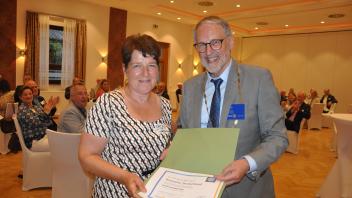 Gerd Beckmann überreichte Katja Pahlmann die Gründungsurkunde des Rotary Clubs Bramsche.