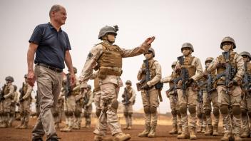 Kanzler Olaf Scholz besuchte Soldaten der Bundeswehr, die im Land Niger Soldaten ausbilden. Foto: Michael Kappeler/dpa - Nutzung nur nach vertraglicher Vereinbarung ACHTUNG: Dieses Foto hat dpa bereits im Bildfunk gesendet.