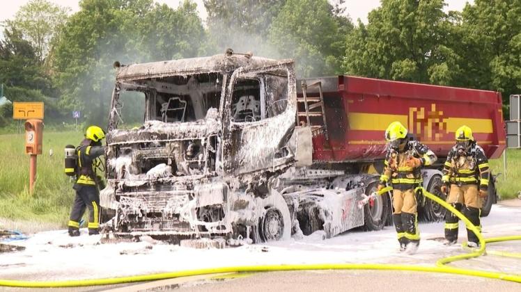 Auf der A23 bei Pinneberg ging am Donnerstag (19. Mai) ein Sattelschlepper in Flammen auf. Durch den Unfall staute sich der Verkehr bis Elmshorn. Dort kam es zu einem folgenschweren Unfall.
