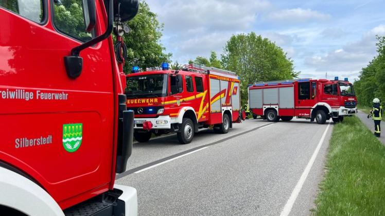 Anhand der ersten Notrufe wurden neben Rettungsdienst und Notarzt auch die Freiwilligen Feuerwehren Schuby, Schleswig und Silberstedt zur technischen Hilfe alarmiert.