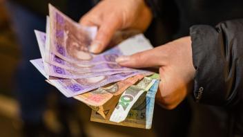 ARCHIV - Flüchtlinge aus der Ukraine können bei Banken und Sparkassen in Deutschland nun ihre Landeswährung in Euro umtauschen. Foto: Frank Hammerschmidt/dpa