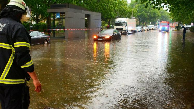Folge des Unwetters: Eine überschwemmte Straße in Hamburg-Öjendorf.