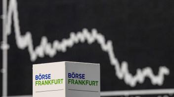 ARCHIV - Die Dax-Kurve auf der Anzeigetafel der Deutschen Börse in Frankfurt (Archivbild). Foto: Boris Roessler/dpa