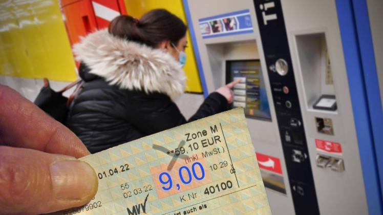 An Fahrkarten-Automaten, in Hamburger Bussen und in der HVV switch-App sei das Sonderticket erst ab 1. Juni zu bekommen.