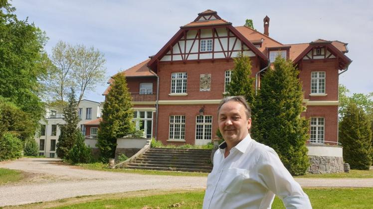 Jukka Heymann möchte, dass sich Senioren und Mitarbeiter im Wohnpark wohlfühlen. Das virologische Institut ist saniert und umgebaut, im Neubau im Hintergrund sind 24 Plätze in Wohngemeinschaften entstanden.
