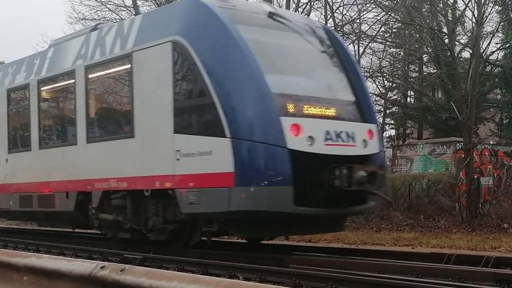 Die AKN hat unverändert mit Personalengpässen zu kämpfen. Aus diesem Grund entfallen am Montag (23. Mai) gleich mehrere Verbindungen auf der Linie A1. Betroffen sind auch Fahrgäste in Bönningstedt, Hasloh, Quickborn und Ellerau.