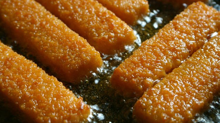 Fischstäbchen werden in Fett gebraten *** Fish fingers are fried in fat