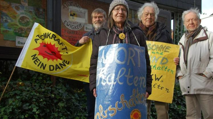Ein Urgestein der Anti-Atomkraft-Bewegung: So kannte man Elke Petersenn in Schleswig; hier mit ihren Mitstreitern Fritz Laß (l.)  und Wolfgang Klockow sowie ihrem Mann Arne.