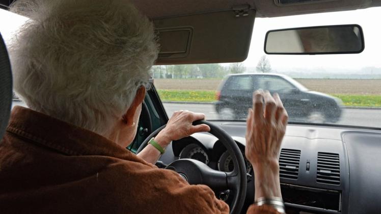 Im Alter nimmt die Leistungsfähigkeit hinterm Steuer ab. Das erhöht das Risiko für Unfälle. Im Kreis Pinneberg wird politisch nun diskutiert, ob es für Bürger ab 65 Jahre ein kostenloses Angebot für den ÖPNV geben soll, wenn sie freiwillig ihren Führerschein abgeben.