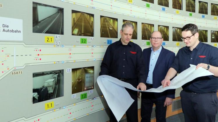 Die Tage der bisherigen Tunnel-Betriebszentrale sind gezählt. Jetzt werden neue Räumlichkeiten geplant (von links): Techniker Michael Cöllen, der Leiter der Zentrale, Andree Poggendorf und Techniker Paul Masannek.