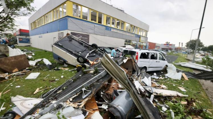 Einige Stadtteile von Paderborn gleichen nach einem Tornado am Freitagnachmittag einem Trümmerfeld.