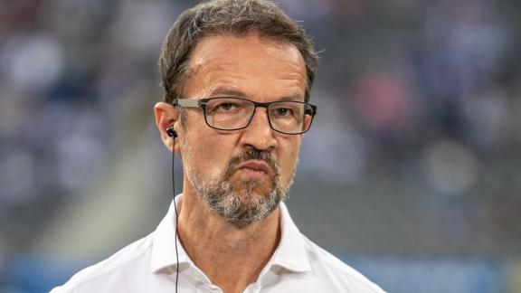 Für Hertha-Geschäftsführer Fredi Bobic geht nach dem Klassenerhalt die wirkliche Arbeit los. Foto: Andreas Gora/dpa - WICHTIGER HINWEIS: Gemäß den Vorgaben der DFL Deutsche Fußball Liga bzw. des DFB Deutscher Fußball-Bund ist es untersagt, in dem Stadion und/oder vom Spiel angefertigte Fotoaufnahmen in Form von Sequenzbildern und/oder videoähnlichen Fotostrecken zu verwerten bzw. verwerten zu lassen. Für Hertha-Geschäftsführer Fredi Bobic geht nach dem Klassenerhalt die wirkliche Arbeit los. Foto: Andreas Gora/dpa - WICHTIGER HINWEIS: Gemäß den Vorgaben der DFL Deutsche Fußball Liga bzw. des DFB Deutscher Fußball-Bund ist es untersagt, in dem Stadion und/oder vom Spiel angefertigte Fotoaufnahmen in Form von Sequenzbildern und/oder videoähnlichen Fotostrecken zu verwerten bzw. verwerten zu lassen.