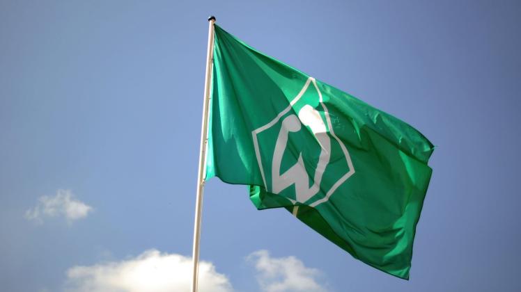 ARCHIV - Eine Fahne mit dem Vereinslogo des SV Werder Bremen. Foto: picture alliance / dpa/Archivbild