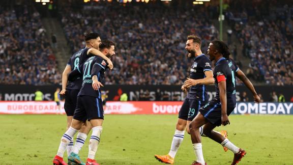dpatopbilder - Jubel in Hamburg: Hertha BSC konnte den Abstieg doch noch abwenden. Foto: Christian Charisius/dpa dpatopbilder - Jubel in Hamburg: Hertha BSC konnte den Abstieg doch noch abwenden. Foto: Christian Charisius/dpa