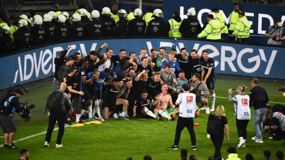 dpatopbilder - Die Spieler von Hertha BSC feierten nach dem Klassenerhalt. Foto: Gregor Fischer/dpa dpatopbilder - Die Spieler von Hertha BSC feierten nach dem Klassenerhalt. Foto: Gregor Fischer/dpa