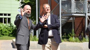 Schuldirektor Dr. Pay Ove Dierks (links) zeigte Europaminister Claus Christian Claussen
durch die Holstenschule.