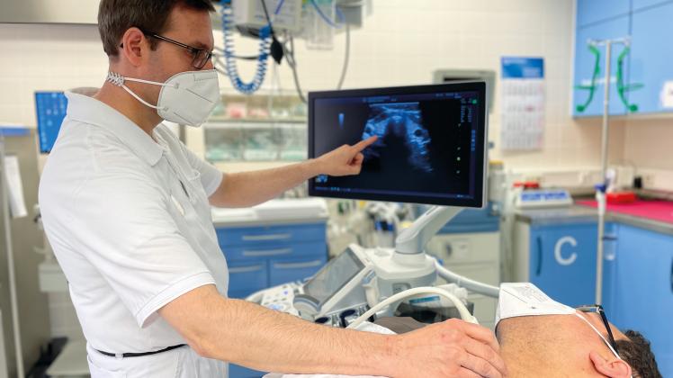 Chefarzt Philipp Kaudel vom Krankenhaus in Meppen bei einer Untersuchung der Schilddrüse.