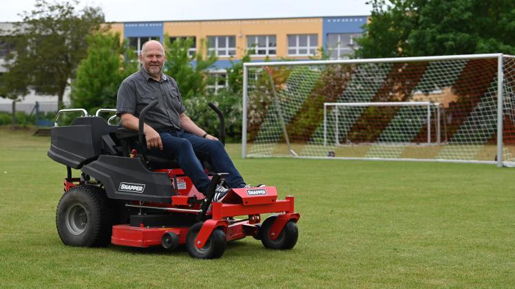 Bürgermeister, Vereinsvorsitzender, Platzwart: Wilfried Zander vereint in Lüssow viele Aufgaben. Neben der Sanierung der Grundschule im Hintergrund hat der Gründer der LSG Lüssow vor vier Jahren auch den Sportplatz-Neubau angeschoben, auf dem seit kurzem wieder gekickt wird.