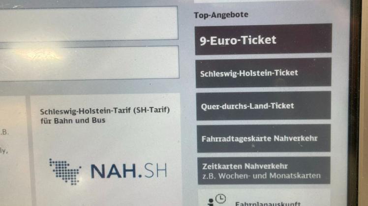 Da ist es: Der Schalter für das 9-Euro-Ticket auf einem Fahrkartenautomaten in Neumünster.