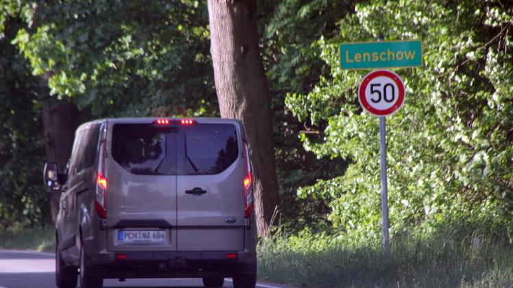 Bei erlaubten 100 km/h runter  vom Gas und rauf auf die Bremse, da es 50 km/h heißt auf der L 16 bei Lenschow.
Foto: © Michael-Günther Bölsche