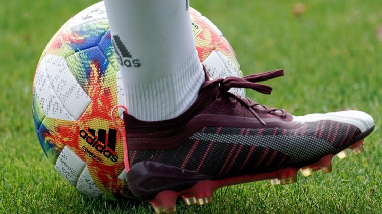 Eine Fußballspielerin (Spielerin) mit einem Ein Ball der Marke Adidas Conext 19, offizieller Spielball, official Match B