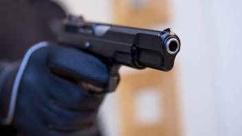 Ein Mann zielt mit einer Schusswaffe Pistole 22 08 17 Todesfelde Schleswig Holstein Germany Copyrig