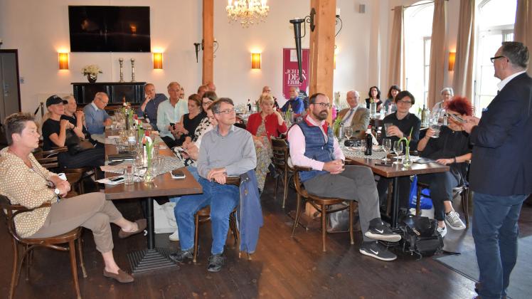 Interessierte Gäste beim Welterbe-Stammtisch im Restaurant Brinkams: Siegbert Eisenach vom Förderverein stellt die Neuausrichtung der Schweriner Bewerbung vor,