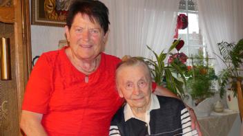 Frieda Kühn aus Salzbergen feiert heute ihren 100. Geburtstag. Mit ihr feiert Maria Lohaus, die der Jubilarin seit 18 Jahren zur Seite steht.