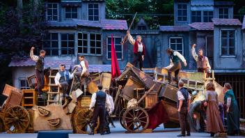 Szene aus dem Musical „Les Misérables“ in Tecklenburg. 2023 wird das Stück auch auf der Waldbühne Ahmsen zu sehen sein.