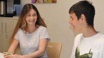 Der 21-jährige Zhenia beim Kartenspiel mit Pädagogin Rebecca Schmude-Besancon 