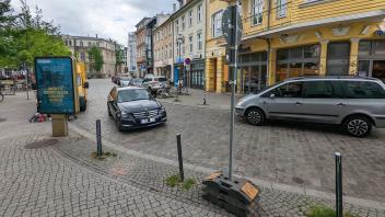 Am Rostocker Brink, wo derzeit noch zahlreiche Autos stehen und fahren, soll es schon bald eine Fußgängerzone sowie einen verkehrsberuhigten Bereich geben.