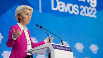 Ursula von der Leyen hält eine Rede bei einem Treffen in Davos. Foto: Markus Schreiber/AP/dpa - Nutzung nur nach vertraglicher Vereinbarung ACHTUNG: Dieses Foto hat dpa bereits im Bildfunk gesendet.