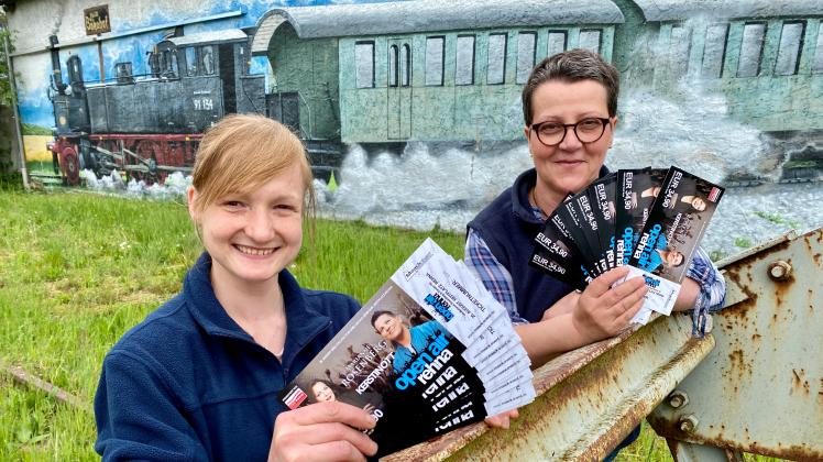 Freuen sich schon jetzt auf das Open Air in Rehna: die Schlagerfans Sarah Dräger und Doris Freygang (r.).