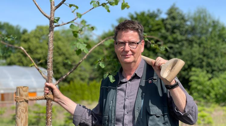 Wie man selbst einen Baum pflanzt, erklärt Gartenprofi Klaus Kurse in unserer Video-Serie. 