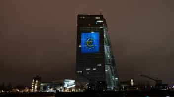 ARCHIV - Das Euro-Zeichen auf der Südfassade der Zentrale der Europäischen Zentralbank (EZB) in Frankfurt. Foto: Arne Dedert/dpa