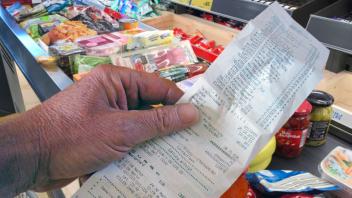 FOTOMONTAGE: Einkaufen immer teurer!Ein Blick auf den Kassenbon loest bei den Verbrauchern Entsetzen aus. Lebenshaltungs
