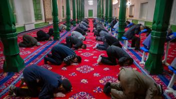 ARCHIV - Uiguren beten während eines Gottesdienstes in einer Moschee in der Region Xinjiang im Westen Chinas. Foto: Mark Schiefelbein/AP/dpa