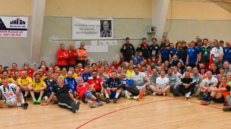 Zu Ehren von  Klaus Boos gab es beim Warnemünde-Cup der Oldies in Marienehe ein großes Gruppenfoto mit den 130 Aktiven der zwölf Mannschaften sowie den Organisatoren und Helfern. 

