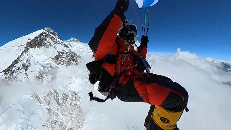 Der französische Paraglider Pierre Carter konnte als erster einen von den Behörden genehmigten Gleitschirmflug vom Mount Everest aus starten.
