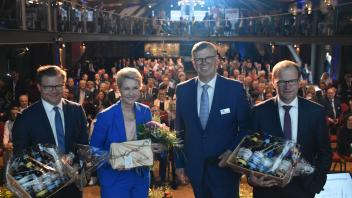 In der Störtebeker Brauerei in Stralsund feierten beim Jahresempfang der IHK zu Rostock etwa 300 Vertreter aus Wirtschaft, Politik und Kultur, darunter Ostbeauftragter Carsten Schneider (SPD) (v.l.), Ministerpräsidentin Manuela Schwesig (SPD), IHK-Präsident Klaus-Jürgen Strupp und Stefan Kapferer vom Netzbetreiber 50Herz. 