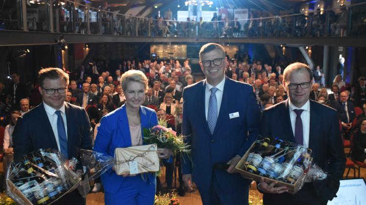 In der Störtebeker Brauerei in Stralsund feierten beim Jahresempfang der IHK zu Rostock etwa 300 Vertreter aus Wirtschaft, Politik und Kultur, darunter Ostbeauftragter Carsten Schneider (SPD) (v.l.), Ministerpräsidentin Manuela Schwesig (SPD), IHK-Präsident Klaus-Jürgen Strupp und Stefan Kapferer vom Netzbetreiber 50Herz. 
