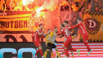 Kaiserslautern schießt sich mit dem 2:0 in Dresden in die 2. Liga. Foto: Jan Woitas/dpa