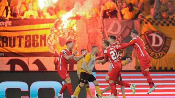 Kaiserslautern schießt sich mit dem 2:0 in Dresden in die 2. Liga. Foto: Jan Woitas/dpa Kaiserslautern schießt sich mit dem 2:0 in Dresden in die 2. Liga. Foto: Jan Woitas/dpa
