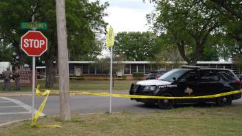 Teen gunman kills 15 at Texas elementary school