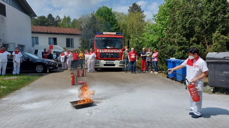 Bei Brandschutzübungen mit der Feuerwehr Rastow lernen neue Mitarbeiter im Kursana Domizil für den Ernstfall.