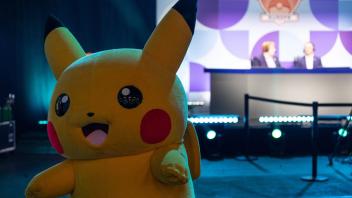 ARCHIV - Das Pokemon Pikachu, aufgenommen bei der Pokemon Europameisterschaftt. Foto: Hannes P. Albert/dpa