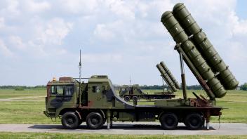 Serbien - Militärschau mit chinesischem Luftabwehrsystem