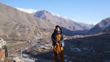 Marian Brehmer vor dem Panjschir-Tal in Afghanistan in afghanischer Kleidung, aufgenommen auf seiner Reise im Januar 2020.