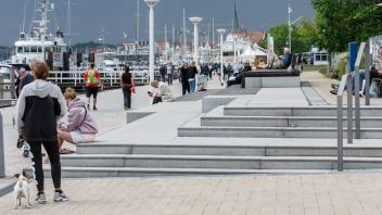 Hell gepflasterte Plätze und gestufte Zugänge, auf denen auch gesessen werden kann, sind die Kennzeichen der neugestalteten Travepromenade in Travemünde. Foto: Markus Scholz/dpa